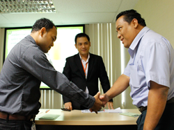 การทำความเคารพทักทายตามธรรมเนียมปฏิบัติในแบบต่างๆ