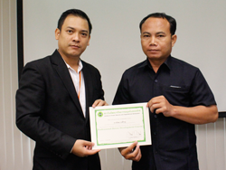 มอบประกาศนียบัตรให้กับผู้ที่ผ่านการฝึกอบรม