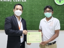 มอบประกาศนียบัตรให้กับผู้ที่ผ่านการฝึกอบรม