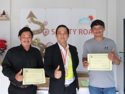 มอบประกาศนียบัตรให้กับผู้ที่ผ่านการฝึกอบรม