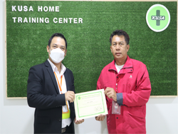 มอบประกาศนียบัตรให้กับผู้ที่ผ่านการฝึกอบรม