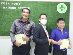มอบประกาศนียบัตรให้กับผู้ที่ผ่านการฝึกอบรม