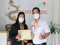 มอบประกาศนียบัตรให้กับผู้ที่ผ่านการฝึกอบรม