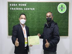 มอบประกาศนียบัตรให้กับผู้ที่ผ่านการฝึกอบรม