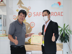 มอบประกาศนียบัตรให้กับผู้ที่ผ่านการฝึกอบรม