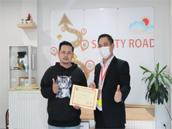 มอบประกาศนียบัตรให้กับผู้ที่ผ่านการฝึกอบรม