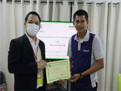 มอบประกาศนียบัตรให้กับผู้ที่ผ่านการฝึกอบรม