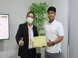 มอบประกาศนียบัตรให้กับผู้ที่ผ่านการฝึกอบรม
