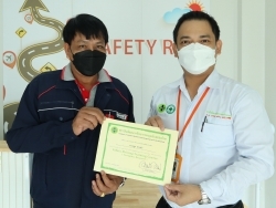มอบประกาศนียบัตรให้กับผู้ที่ผ่านการฝึกอบรม