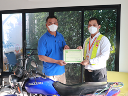 มอบประกาศนียบัตรให้กับผู้ที่ผ่านการฝึกอบรม
