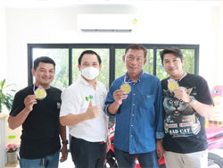 ให้รางวัลกับทีมผู้ชนะ