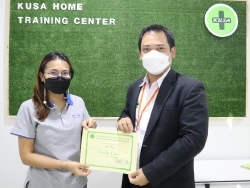 มอบประกาศนียบัตรให้กับผู้ที่ผ่านการฝึกอบรม		
