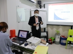 การจัดเตรียมอุปกรณ์ และการจัดตำแหน่งการยืนในการนำเสนอ		