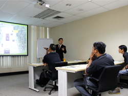 เทคนิคการขับรถอย่างปลอดภัย โดยอาจารย์อภิรัติ  คำสายพรม