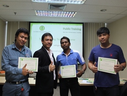 ถ่ายภาพร่วมกันเป็นที่ระลึก