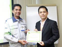 มอบประกาศนียบัตรให้กับผู้ที่ผ่านการฝึกอบรม