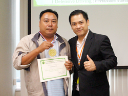 มอบประกาศนียบัตรให้กับผู้ที่ผ่านการฝึกอบรม