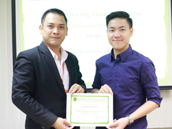 มอบประกาศนียบัตรให้กับผู้ที่ผ่านการฝึกอบรม Defensive Driving Certificate
