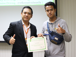 มอบประกาศนียบัตรให้กับผู้ที่ผ่านการฝึกอบรม
