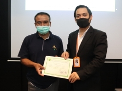 มอบประกาศนียบัตรให้กับผู้ที่ผ่านการฝึกอบรม