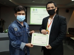 มอบประกาศนียบัตรให้กับผู้ที่ผ่านการฝึกอบรม