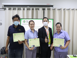 มอบประกาศนียบัตรให้กับผู้ที่ผ่านการฝึกอบรม