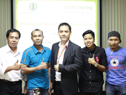 ถ่ายภาพร่วมกันเป็นที่ระลึก
