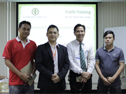 ถ่ายภาพร่วมกันเป็นที่ระลึก