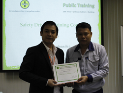 มอบประกาศให้กับผู่ที่ผ่านการฝึกอบรมตามเงื่อนไขของทางสถาบันฯ