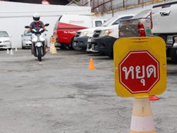 ฝึก และทดสอบทักษะการหยุดรถที่ถูกวิธี