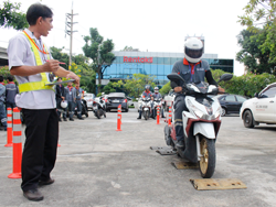 ฝึก และทดสอบทักษะการทรงตัวในทางขรุขระ