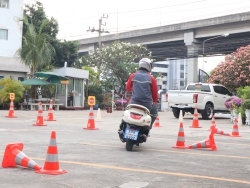 ฝึก และประเมินทักษะการขับขี่หลบหลีกสิ่งกีดขวาง
