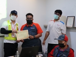 มอบประกาศนียบัตรให้กับผู้ที่ผ่านการฝึกอบรม