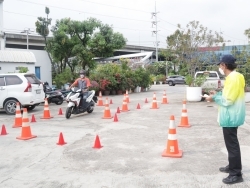 ฝึก และประเมินทักษะการขับขี่ในทางโค้ง		