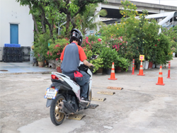 ฝึก และประเมินทักษะการขับขี่ในทางขรุขระ