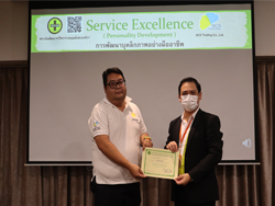 มอบประกาศนียบัตรให้กับผู้ที่ผ่านการฝึกอบรม