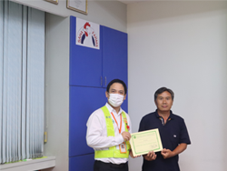 มอบประกาศนียบัตรให้กับผู้ที่ผ่านการฝึกอบรม