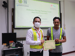 มอบประกาศนียบัตรให้กับผู้ที่ผ่านการฝึกอบรม