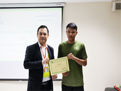 มอบประกาศนียบัตรให้กับผู้ที่ผ่านการฝึกอบรม