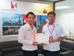 มอบประกาศนียบัตรให้กับผู้ที่ผ่านการฝึกอบรม
