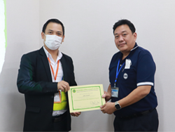 มอบประกาศนียบัตรให้กับผู้ที่ผ่านการฝึกอบรม