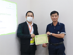มอบประกาศนียบัตรให้กับผู้ที่ผ่านการฝึกอบรม