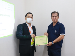 มอบประกาศนียบัตรให้กับผู้ที่ผ่านการฝึกอบรม