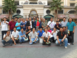 พนักงานขับรถมืออาชีพถ่ายภาพร่วมกันเป็นที่ระลึก