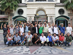 ถ่ายภาพร่วมกันเป็นที่ระลึก
