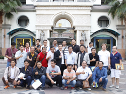 ถ่ายภาพร่วมกันเป็นที่ระลึก