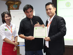 มอบประกาศนียบัตรให้กับผู้ที่ผ่านการฝึกอบรม