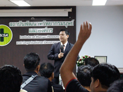 บรรยาย และคอยให้คำปรึกษาโดย อาจารยฺ์อภิรัติ  คำสายพรม