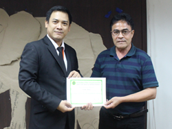 มอบประกาศนียบัตรให้กับผู้ที่ผ่านการฝึกอบรม