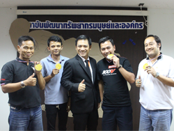 มอบของรางวัลให้กับผู้ที่ทำคะแนนการทดสอบได้สูงที่สุด